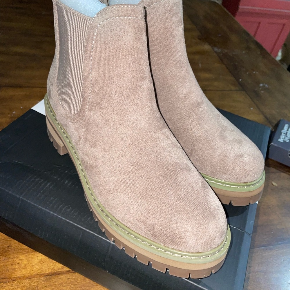 chelsea style boot size 6.5  NWT